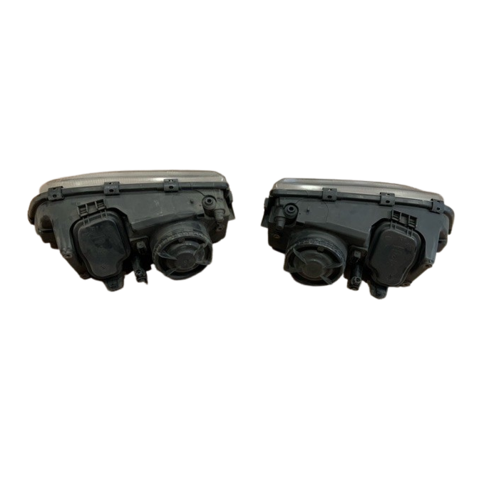 Oplys din rejse med forlygtesættet, et originalt Volvo headlight set designed specifically for Volvo C70 and V70 models from 1996-2000. With part numbers 9169525 and 9169362, this used set ensures a perfect fit and optimal performance. Experience