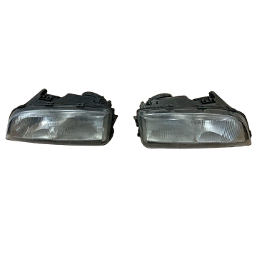 Illuminate your journey with the Koplamp Set, an original Volvo headlight set designed specifically for Volvo C70 and V70 models from 1996-2000. With part numbers 9169525 and 9169362, this used set ensures a perfect fit and optimal performance. Experience